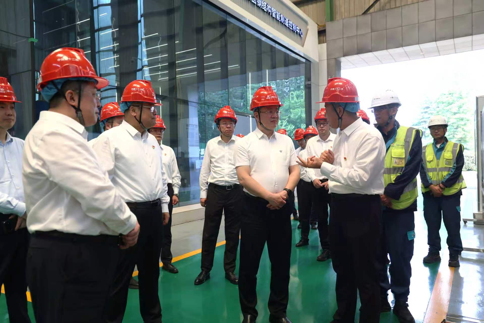 李仲泽参观国家钢结构制作工程技术中试基地